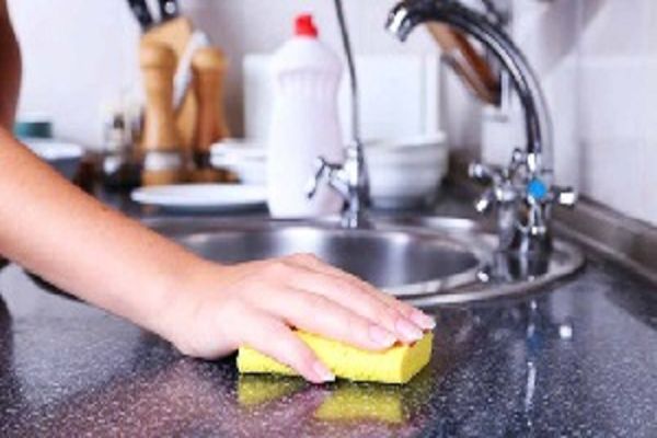 चुटकियों में साफ करें किचन में जमी गंदगी