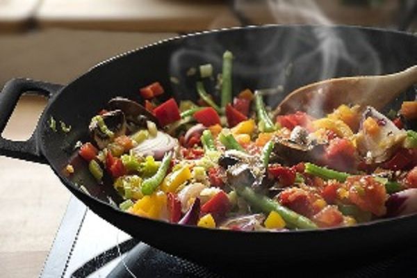 लोहे की कड़ाही में भूलकर भी न बनाएं ये सब्जियां