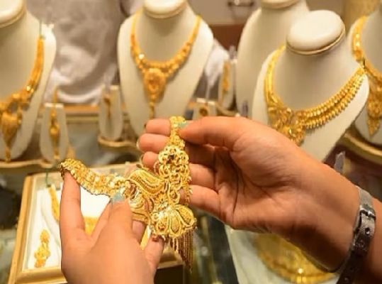 सोना के रेट में मात्र इतने रुपए की गिरावट, चांदी 400 रुपये उछली