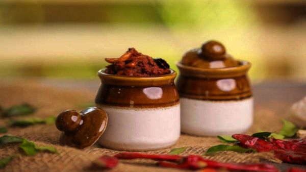 आचार की बर्नी से नहीं जा रहा तेल का दाग, तो इन Tips को Follow करके झट से करें साफ…