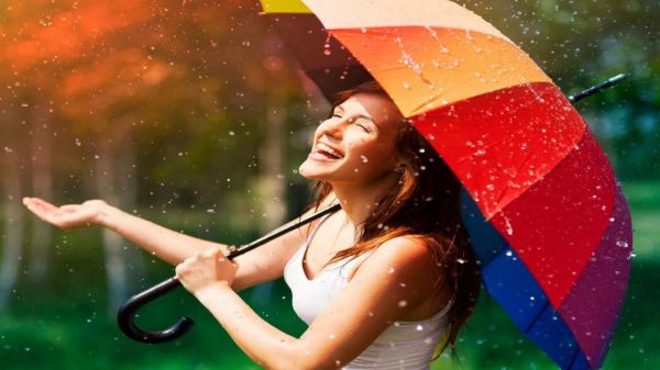 Barish Me Bhigne Ke Fayde : क्या आपको भी बारिश के पानी में भीगने से लगता है डर? तो जान लें इसके अनगिनत फायदे…
