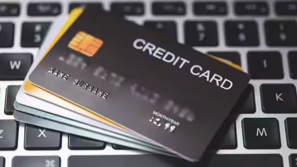 Credit Card Hidden Charges: क्या आप भी करते हैं क्रेडिट कार्ड का इस्तेमाल, जानिए कंपनियां आपको कैसे लगा रही चूना…
