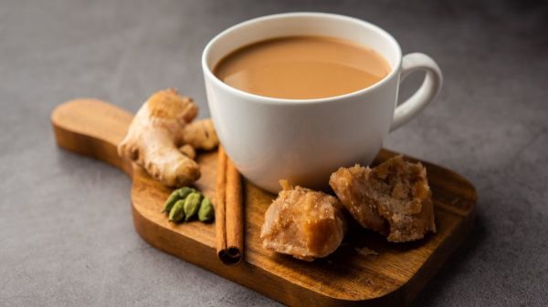GUDH WALI CHAI: इम्युनिटी बढ़ाने के लिए पीजिए गुड़ वाली चाय, बरसात के मौसम में अच्छी सेहत के लिए जरूर करें Try