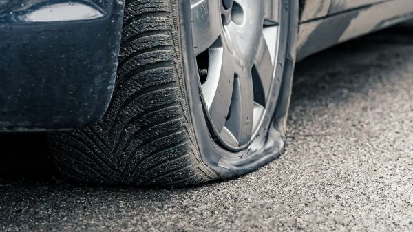 Car Tips And Tricks: सफर करते समय अगर कार के टायर हो जाए पंचर, मिनटों में एसे करें ठीक, मैकेनिक की नहीं पड़ेगी जरूरत