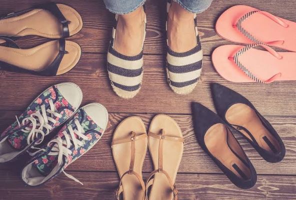 क्या आप भी दिनभर पहने रहते हैं जूते-चप्पल, तो पहले जान लें इसके नुकसान