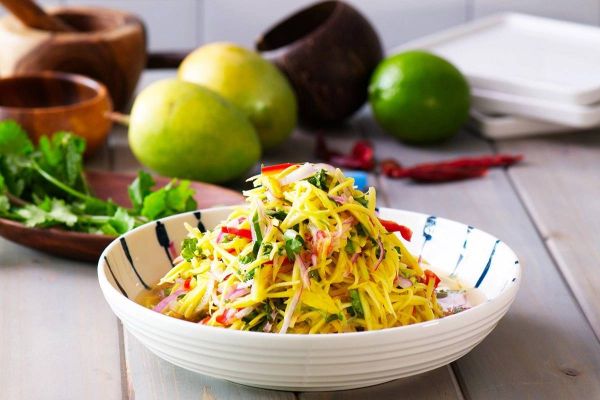 Summer Special, Raw Mango Salad: बोरिंग सलाद को बनाए चटपटा कच्चे आम के साथ