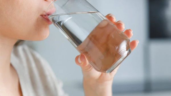 सुबह बिना ब्रश किए पानी पीना, सेहत के लिए फायदेमंद या नुकसानदेह?