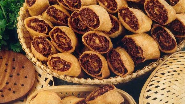 Bhakarwadi Recipe: अगर चटपटा स्नैक खाने का है मन, तो घर पर बनाएं गुजरात की खास भाकरवाड़ी…
