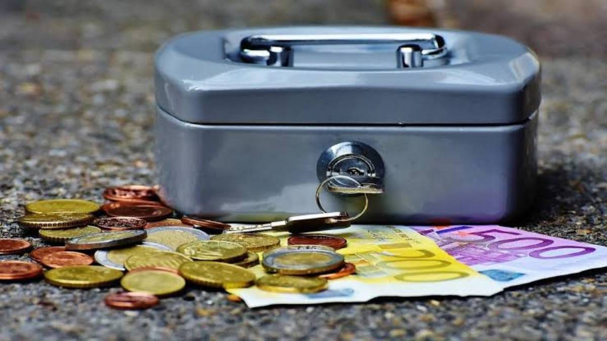 बेडरूम में रखते हैं कैश बॉक्स, तो यहां जानिए क्या हैं इसके वास्तु नियम