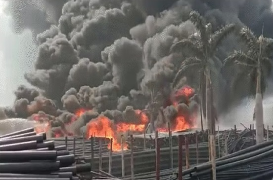 पाइप फैक्ट्री में लगी भीषण आग, 12 से ज्यादा दमकल की गाड़ियां बुझाने में जुटीं...