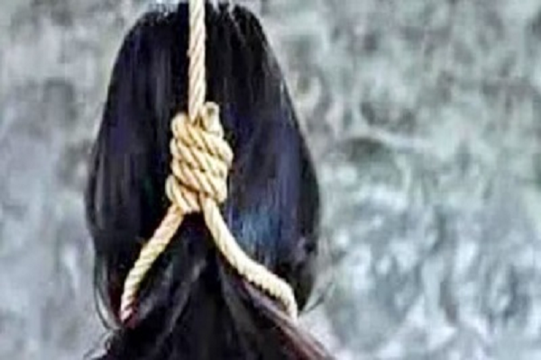 पति ने इंस्टाग्राम चलाने से रोका तो महिला ने लगा ली फांसी