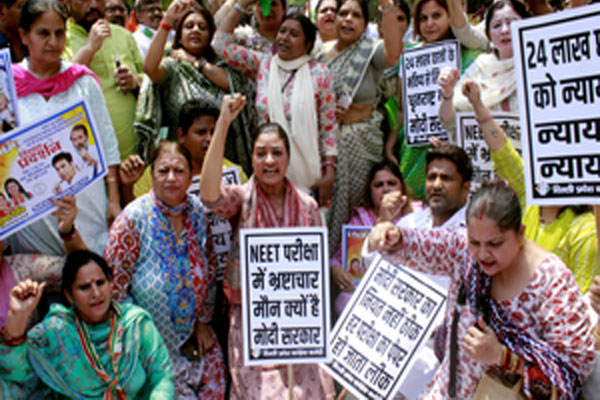 नीट पर देश में कई जगहों पर कांग्रेस व छात्रों का प्रदर्शन