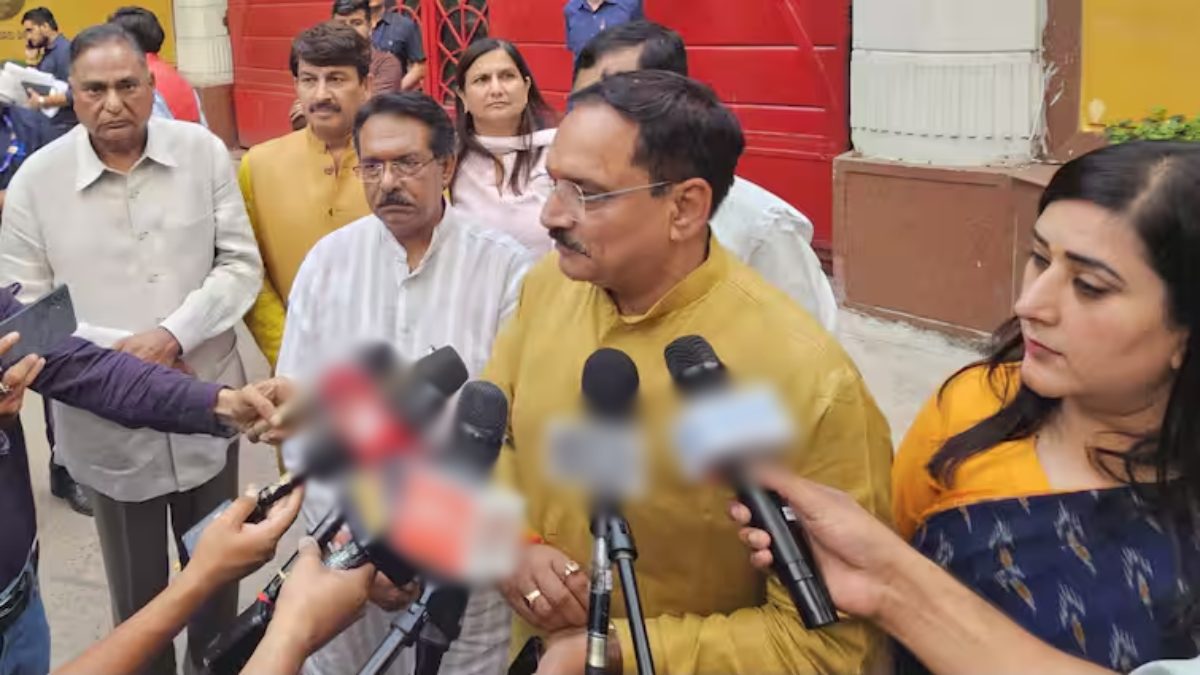 Delhi: आप सरकार ने शिक्षा विभाग में कार्यरत 594 प्रशिक्षकों और समन्वयकों की सेवाएं की समाप्त