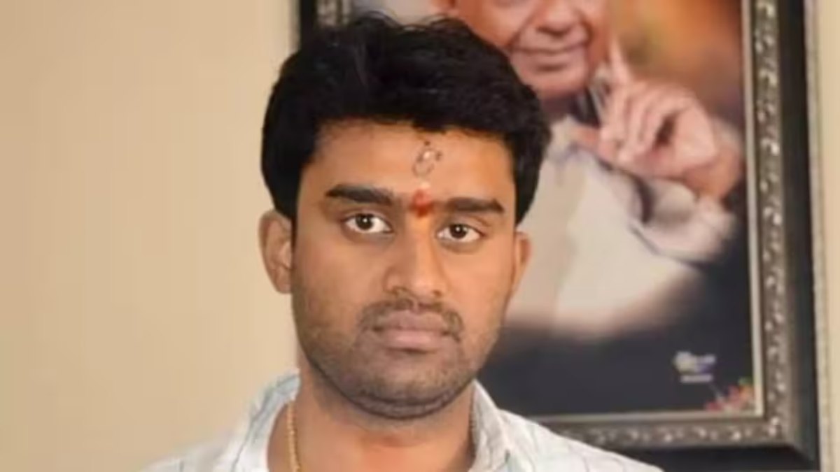 Suraj Revanna: प्रज्वल रेवन्ना के भाई सूरज रेवन्ना ने युवक के साथ किया Unnatural Sex, JDS नेता ने फार्महाउस पर ले जाकर बनाया समलैंगिक संबंध, पूर्व PM एचडी देवगौड़ा का दूसरा पोता भी गिरफ्तार
