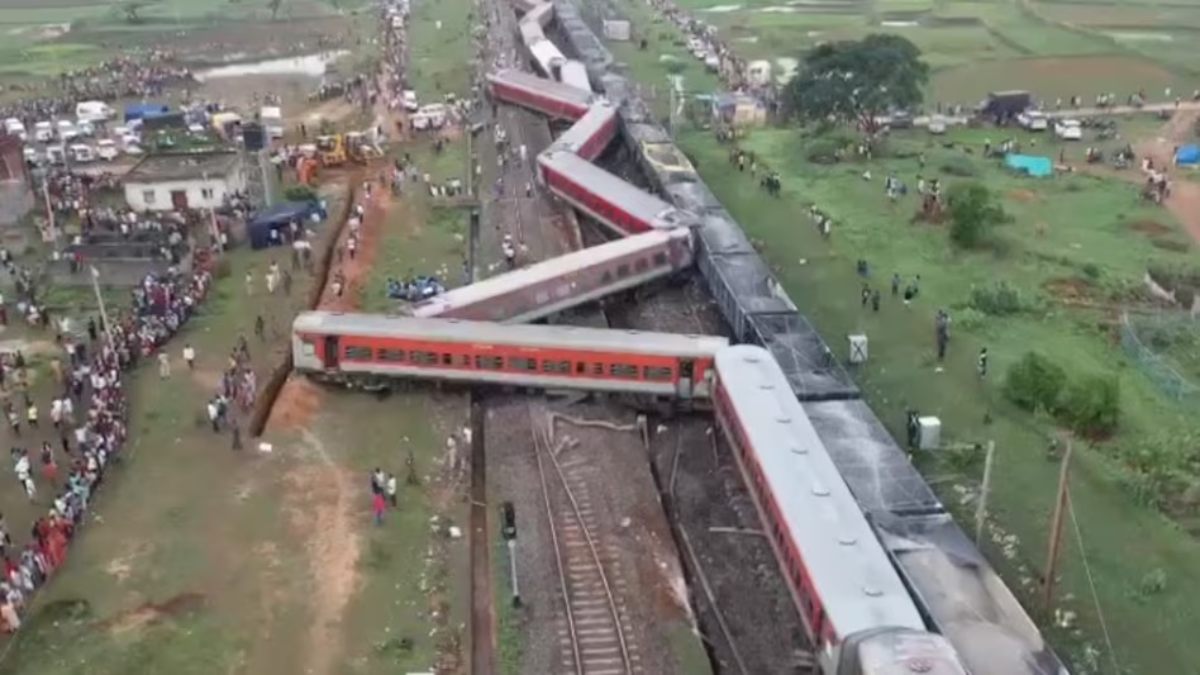 झारखंड में बड़ा रेल हादसाः चक्रधरपुर में हावड़ा-मुंबई मेल के 20 डिब्बे पटरी से उतरे, बोगियां दूसरे ट्रैक पर खड़ी मालगाड़ी से टकराए, 2 की मौत, कई लोग घायल
