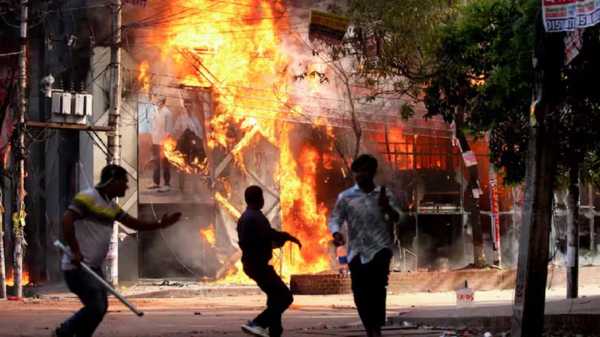 Bangladesh Violence: बांग्लादेश में हिंदू मंदिरों और घरों में तोड़फोड़, 100 लोगों की हत्या, पीएम हसीना बोलीं- ये छात्र नहीं, आतंकवादी हैं