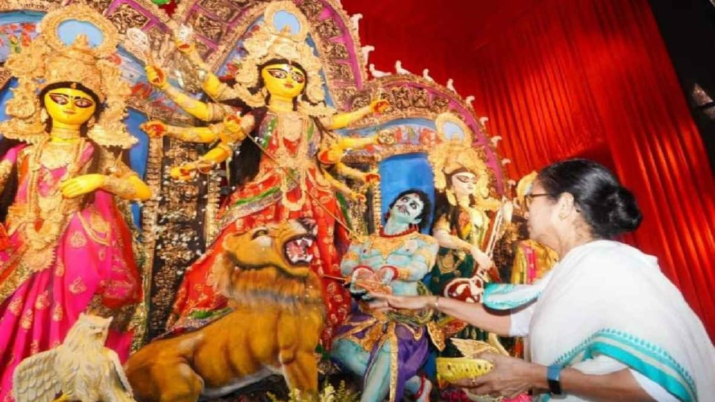 कोलकाता में खौफ: छह दुर्गा पूजा समितियों ने ठुकराया बंगाल सरकार का मानदेय, कहा- महिलाएं सुरक्षा के लिए सड़कों पर हैं, हम नहीं स्वीकार कर सकते सहायता&hellip;