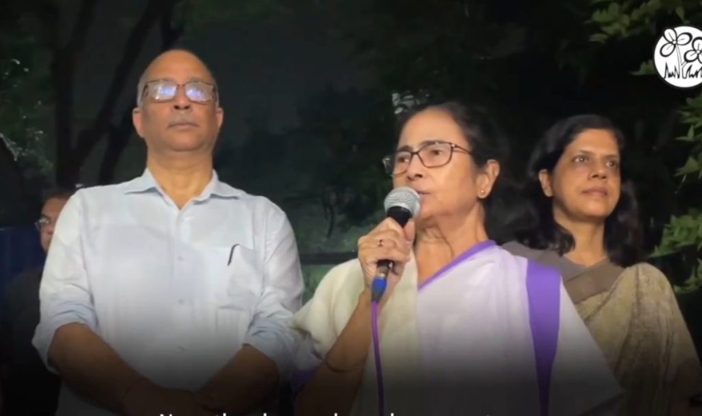 Kolkata Rape Murder Case: ममता बनर्जी ने डॉक्टर्स की 3 मांगें मानी, पुलिस कमिश्नर समेत 4 अधिकारी हटाए जाएंगे, आज शाम खत्म हो सकती है डॉक्टरों की हड़ताल