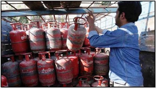 पीएम मोदी ने महिला दिवस पर घरेलू गैस सिलेंडर की कीमतों में 100 रुपये की छूट की घोषणा की