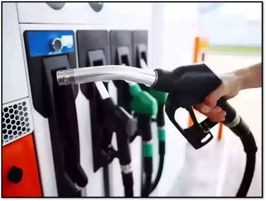 पेट्रोल और डीजल के दाम में आने वाली कटौती के संकेत: तेल कंपनियों की समीक्षा