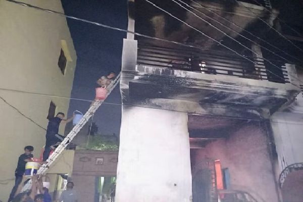 दो मंजिला मकान में लगी आग, दो मासूम समेत 5 की मौत...