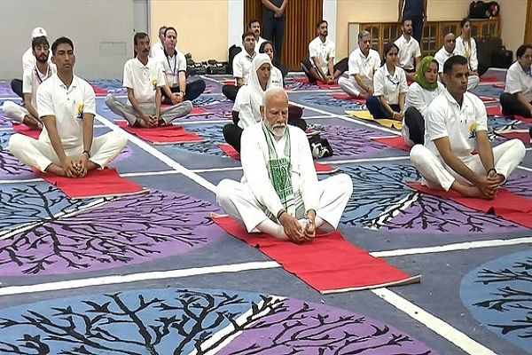 प्रधानमंत्री नरेंद्र मोदी ने किया योग