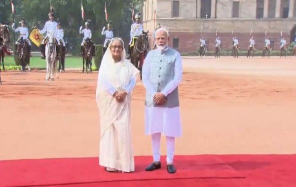 भारत पहुंची बांग्लादेश की पीएम शेख हसीना, प्रधानमंत्री ने राष्ट्रपति भवन में किया स्&zwj;वागत