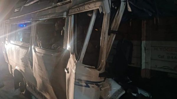 कर्नाटक में सड़क हादसे में 13 की मौत, हाइवे पर खड़ी लॉरी को ट्रैवलर कार ने मारी टक्कर