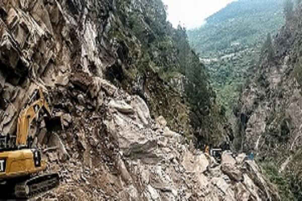 इंडोनेशिया के सुलावेसी द्वीप पर कई दिनों से हो रही भारी बारिश की वजह से बड़ा हादसा सामने