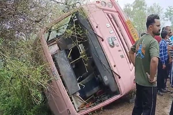 ओवर स्पीड की वजह से बस अनियंत्रित होकर पलट गई, 50 बच्चे घायल,मची चीख-पुकार