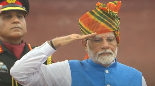 PM मोदी ने लाल किले पर फहराया तिरंगा, देश को लगातार 11वीं बार कर रहे संबोधित, राजघाट पर बापू को श्रद्धांजलि दी