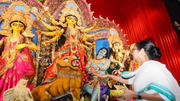 कोलकाता में खौफ: छह दुर्गा पूजा समितियों ने ठुकराया बंगाल सरकार का मानदेय, कहा- महिलाएं सुरक्षा के लिए सड़कों पर हैं, हम नहीं स्वीकार कर सकते सहायता&hellip;