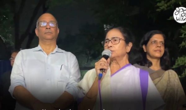 Kolkata Rape Murder Case: ममता बनर्जी ने डॉक्टर्स की 3 मांगें मानी, पुलिस कमिश्नर समेत 4 अधिकारी हटाए जाएंगे, आज शाम खत्म हो सकती है डॉक्टरों की हड़ताल