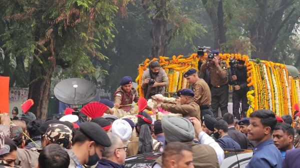 मनमोहन सिंह का पार्थिव शरीर पहुंचा निगम बोध घाट,दी गई अंतिम विदाई, थोड़ी देर में होगा अंतिम संस्कार.