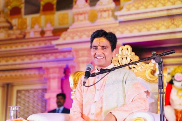 मेरे भी एक दोस्त रहे हैं&hellip;.रामकथा सुनाते हुए कुमार विश्वास ने केजरीवाल पर साधा निशाना, कहा- सुग्रीव &lsquo;शीशमहल&rsquo; में चला गया, 50 लाख का टॉयलेट और&hellip;