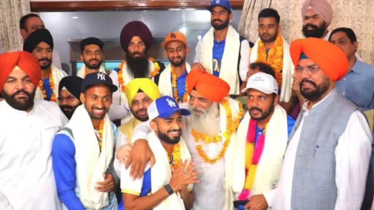 पेरिस ओलंपिक में पदक जीत पंजाब लौटे हॉकी प्&zwj;लेयर्स, अमृतसर एयरपोर्ट पर गर्मजोशी के साथ हुआ स्वागत