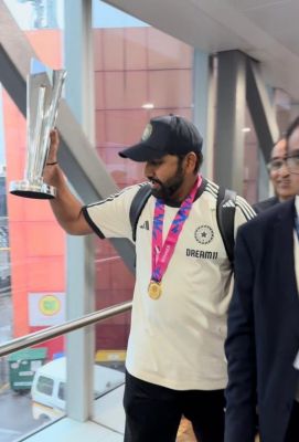 World Champion Returns: 17 साल बाद T-20 World Cup ट्रॉफी लेकर वतन लौटे World Champion, दिल्ली एयरपोर्ट पर स्वागत के लिए उमड़े फैंस, PM मोदी से आज मिलेंगे खिलाड़ी