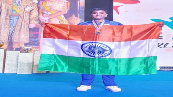 विश्व म्यू थाई चैंपियनशिप में बस्तर के खिलाड़ी का शानदार प्रदर्शन, युवराज सिंह ने जीता गोल्ड मेडल